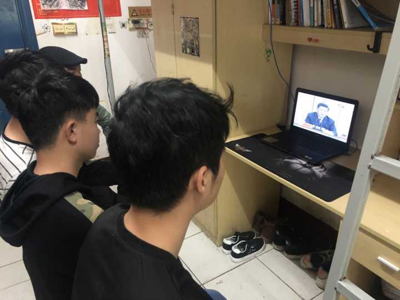 1556607938471017001.jpg 学生在宿舍收听收看.jpg