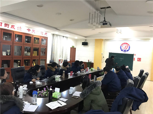 1517906617795051290.jpg 礼花弹制作工艺理论课现场_副本.jpg